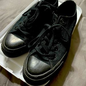 Converse unisex. Smoke free home. Black. Worn once for an outdoor wedding.